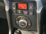 【オートエアコン】一度お好みの温度に設定すれば、車内の温度を検知し風量や温度を自動で調整。暑い&hellip;寒い&hellip;と何度もスイッチ操作をする必要はありません。快適な車内空間には必須の機能ですね♪