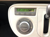 【オートエアコン】一度お好みの温度に設定すれば、車内の温度を検知し風量や温度を自動で調整。暑い&hellip;寒い&hellip;と何度もスイッチ操作をする必要はありません。快適な車内空間には必須の機能ですね♪