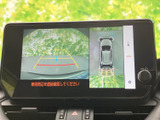 周囲の映像と車両位置の案内を同時に確認でき、駐車時の周辺確認をサポートします。画面表示を参考にしながら、目視でも周囲を確かめて操作できます。