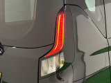 急ブレーキを後続車にお知らせするエマージェンシーストップシグナル機能付きLEDリヤコンビネーションランプ(LEDストップランプ)