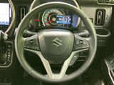 手元に各種スイッチを備え、運転姿勢を保ちながら機能を活用しやすい仕様です。メーター類も目の前にまとまり、運転中に必要な情報を確認しやすい配置となっています。