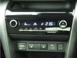 オートエアコンを装備しておりますので、四季を通じて車内を快適な温度に保つことが出来ます!高級感が有りますね!