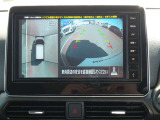 クルマを真上から見下ろしているかのような映像によって、車庫入れや縦列駐車などの駐車時に、自車と駐車位置の関係をひと目で確認でき、スムースな駐車をサポートします。
