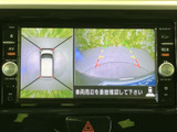 後方映像に加えて車両周囲の状況も画面で確認でき、駐車時や狭い場所での操作をサポート。ガイド表示も備わり、周囲を確かめながら慎重にバック操作を行えます。