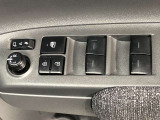 パワーウィンドのスイッチです。運転席に座りながら、助手席や後席の窓を開け閉めできるので大変便利ですよ。