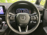 手元に複数のスイッチが配され、運転姿勢を保ちながら各種機能を扱いやすい設計です。メーターや前方を見ながら操作でき、毎日の運転をサポートします。