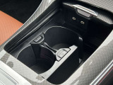 納車前整備は、メルセデスベンツ国際認定メカニックによる最新の検査ライン等の施設が充実した当社工場で入念に行います。メルセデス・ベンツの定める厳しい基準をクリアしたお車のみをご案内させて頂きます。