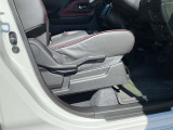運転席シートの横(リクライニングレバーの前方あたり)にある上下用のレバーやポンプ式のノブを、上下に繰り返し動かすことでシートの高さを調節できます