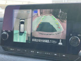 アラウンドモニター、上空から見下ろしているかのような映像をディスプレイに映し出し、スムースな駐車をサポートします。さらに、人や自転車など周囲に動くものがいる場合には、表示とブザーで注意を促します。