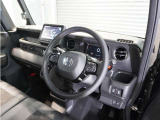◆視界広々で非常に運転しやすくロングドライブでも疲れを感じさせないすっきりとまとまったインパネ周りです。