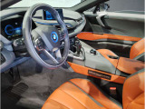 【コックピットシート】BMW車の主役席。車体中央にくる様に配置し車両重心とが一致する事でドライバーと車との一体感あるドライビングを実現。人間工学に基づき形成した形状が長時間のドライブ疲労も軽減します!