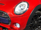 ●LEDヘッドライト:夜間走行時も良好な視界を確保し安心して運転できる高輝度LEDヘッドライトを装備!点灯速度が早く、消費電力も抑えられています。