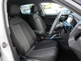 Audi車はどの車種も全てレザーハンドルです。そこにはAudiのこだわりがあり質感の高いレザーでしっかりと手に馴染み、高級感を演出します。