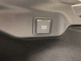 ラゲージルーム左側に、アクセサリーコンセント(AC100V・1500W)が設置されています。非常時給電システムが使用可能。機能の詳細は展示店舗までお尋ねください。