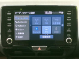 AM・FMやBluetooth、テレビ、USBなどの選択肢が画面にまとまり、使いたい音源を確認しやすい構成です。交通情報や音量などの設定も画面から選べ、日常の移動に役立ちます。