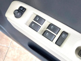 【電動格納ミラー】スイッチ操作でミラーを車体とほぼ平行に格納できます。狭い駐車場や道路のすれ違い時に便利です♪