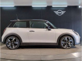 ☆MINIの車の始まりは大人四人がギリギリ乗れるコンパクトな車です!!今となっては3ナンバーですが、もともとは5ナンバーの車でした!!