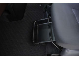 助手席シートに引き出し式トレーが付いてます!