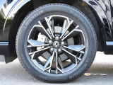 ★左前タイヤ★靴と一緒で、おしゃれな人は足もとに気を配りますよね!タイヤ詳細 235/55R19インチでタイヤの溝は、7mmございます。