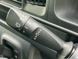 レバー上の表示から操作の目安を確認しやすく、運転席から手元で扱える位置に配置されています。雨天時など、状況に応じた操作を行いやすい装備です。