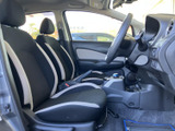 前席は黒を基調に明るいアクセントを配したシートで、運転席からの視界も開放的。座面と背もたれにゆとりがあり、日々の移動を落ち着いてお過ごしいただけます。