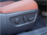 【パワーシート】電動で座面を前後上下に動かすことができます。簡単に運転しても疲れにくい姿勢に調整できます。