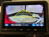 リバースギアに入れるだけで後方の表示へ切り替わります。夜間や雨の日の駐車も楽になりますよ。