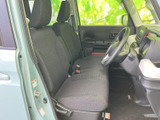 前席はゆとりを感じる座面と、視界を遮りにくい窓まわりが魅力です。運転席から前方を確認しやすく、落ち着いた色合いのシートで日常の移動も快適に過ごせます。