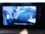 リバースにシフトするとまるで上空から見下ろしているような感じにナビゲーション画面に映し出します