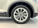 純正17インチアルミホイール:輸入車ならではの卓越した走りを支えるホイールと足回りです!日本車の走りに慣れている方にもぜひ体感して頂きたい程高いレベルでまとまっています。