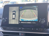 車両周辺の映像と俯瞰表示を確認でき、駐車時の周囲確認をサポートします。画面には目安となるガイドも表示され、狭い場所への駐車や切り返しの際にも活用いただけます。
