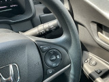 この車両には、ホンダセンシングが装着されております。クルーズコントロールで前方の車両に近づくと、減速できます。一定の速度で車線を維持する装置も付いております。