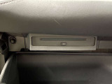 助手席グローブBOX内にCD/DVDデッキが有ります