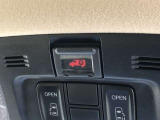 SOSボタンです。自動車の運転中、事故や急病時などの緊急事態が発生したときに、ヘルプネットを通じて外部に救助を手配するためのボタンです。