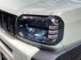 【LEDヘッドライト】悪天候や夜間走行時も良好な視界を確保し安心して運転できる高輝度LEDヘッドライトを装備!点灯速度が早く、消費電力も抑えられています。