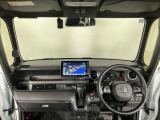 【前方視界】開放的な前方視界!運転がしやすく疲れにくいです♪窓が大きく、見通しがとっても良いおクルマですよ♪