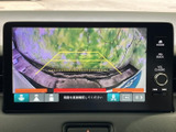 後方の映像に加えて目安となるガイドも表示され、駐車時の周囲確認をサポートします。駐車スペースに車を入れる場面などで、目視とあわせて後方の状況を確かめられます。
