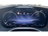 【計器類】人間工学を追及して設計された計器類は、全てのモデルに共通の思想をもとに設計されています。昼夜を問わず見やすく確認しやすいため、安全に運転できます。