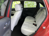 後席は明るい色の座面と背もたれで、車内にやわらかな印象を与えます。窓から外の様子を確認しやすく、同乗される方がくつろぎやすい空間です。