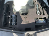 ラゲッジルーム下には車載工具を収納。