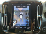 【360&deg;ビューカメラ】4台の高解像度カメラで360度の鳥瞰図を表示。隣の車や壁、死角にある障害物などを画面で確認できるため、狭いスペースでの駐車・出入りも安心です。
