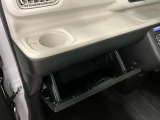 グローブボックスなどの多彩で便利な収納が設けられています。