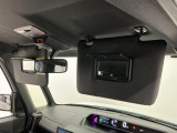 【サンバイザー】車内で身だしなみを整えるためのバニティミラーがセット。お化粧直しや髪型のチェックに活用できます。