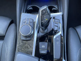 【シフトノブ】BMWの高性能オートマチックは、ATセレクトレバーを左側に倒すことで、通常の「D」から「S」(スポーツ)または「M」(マニュアル)へと切り替えが可能です。