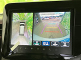 車両周囲を複数の視点から確認でき、画面上のガイド線も駐車時の目安になります。周囲の状況を把握しやすく、狭い場所への駐車や切り返しの際に心強い装備です。