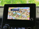 停車中にテレビ番組を視聴でき、待ち時間なども車内で過ごしやすくなります。画面には番組映像と情報が表示され、気分転換にも活用いただける装備です。