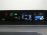 各操作スイッチは使いやすい位置に配置され、とっても見やすいメーターです。夜間時はラグジュアリーな気分にさせてくれる照明が魅力ですので、夜のドライブも楽しみになりますよ♪