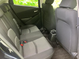 後席は左右に並ぶ座席とヘッドレストが備わり、同乗者が落ち着いて過ごせる空間です。前席との距離や足元の様子も確認でき、乗り降りの場面をイメージできます。