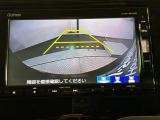 リバースギアに入れるだけで後方の表示へ切り替わります。夜間や雨の日の駐車も楽になりますよ。