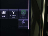 Apple CarPlayやAndroid Autoを利用すれば、スマホを簡単に接続できます。USBポートにケーブルをつなぐだけで、スマホの見慣れたホーム画面と共通するインターフェイスが表示されます。